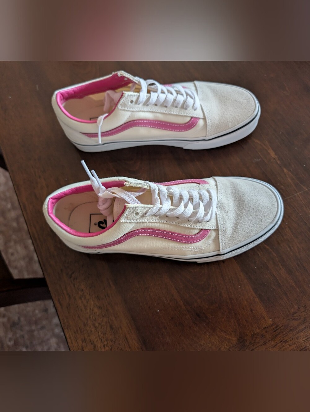 Classic Low-Top Women's Old Skool Vans in White and Pink